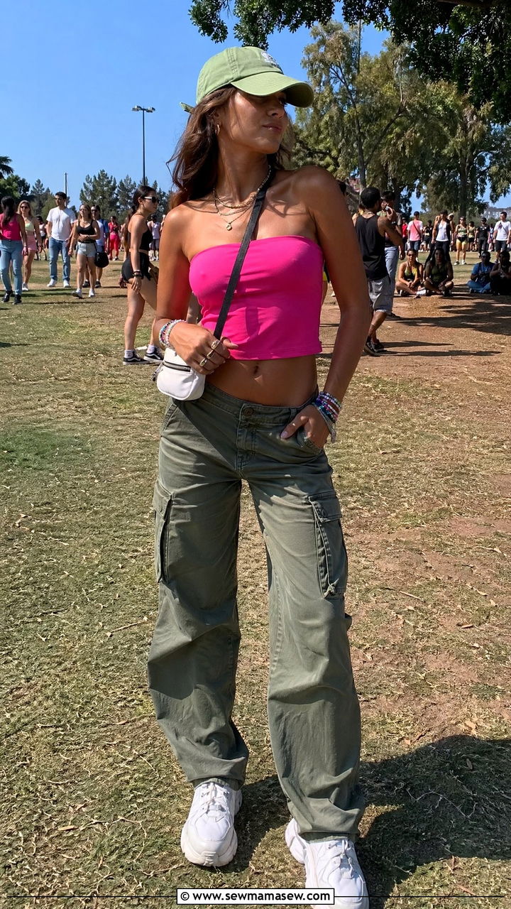 Bandeau Top and Low Rise Cargo Pants Outfit - 35 summer y2k outfits