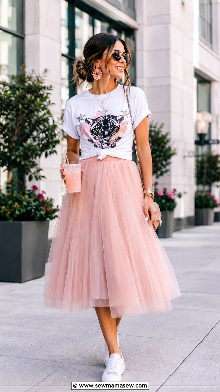 Graphic Tee and Tulle Midi Skirt Outfit - 20 cute outfits to copy