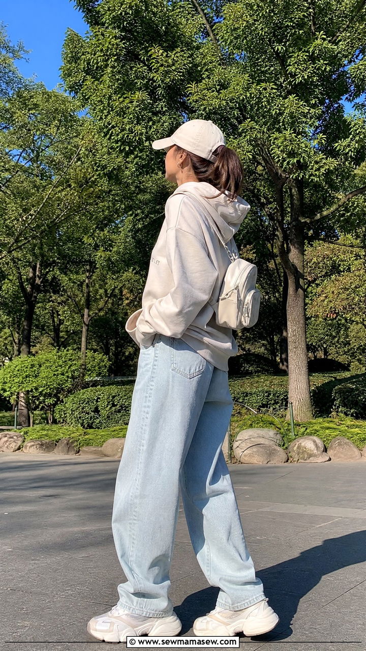 Oversized hoodie with baggy jeans and chunky sneakers - 25 How to style baggy jeans