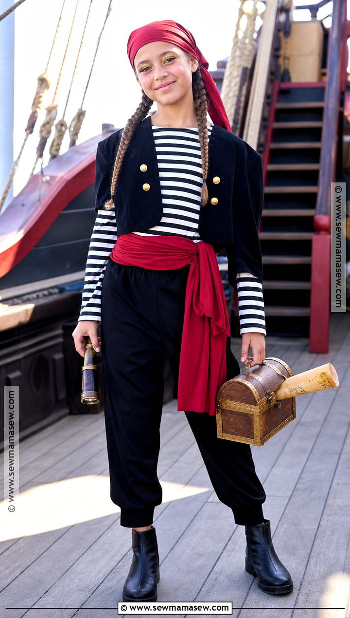 Friendly Pirate Costume With Treasure Map - 40 halloween costume ideas for girls