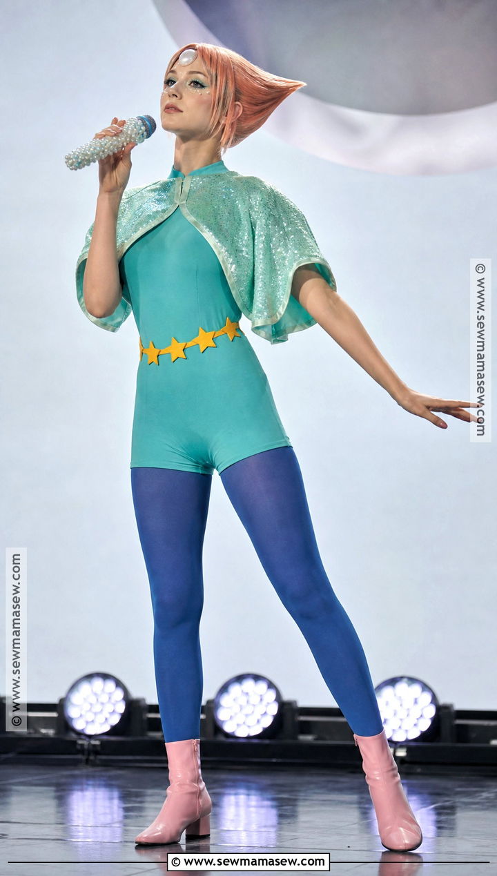 Glam Pearl Cosplay With Sequin Cape - 30 Pearl Cosplay Ideas