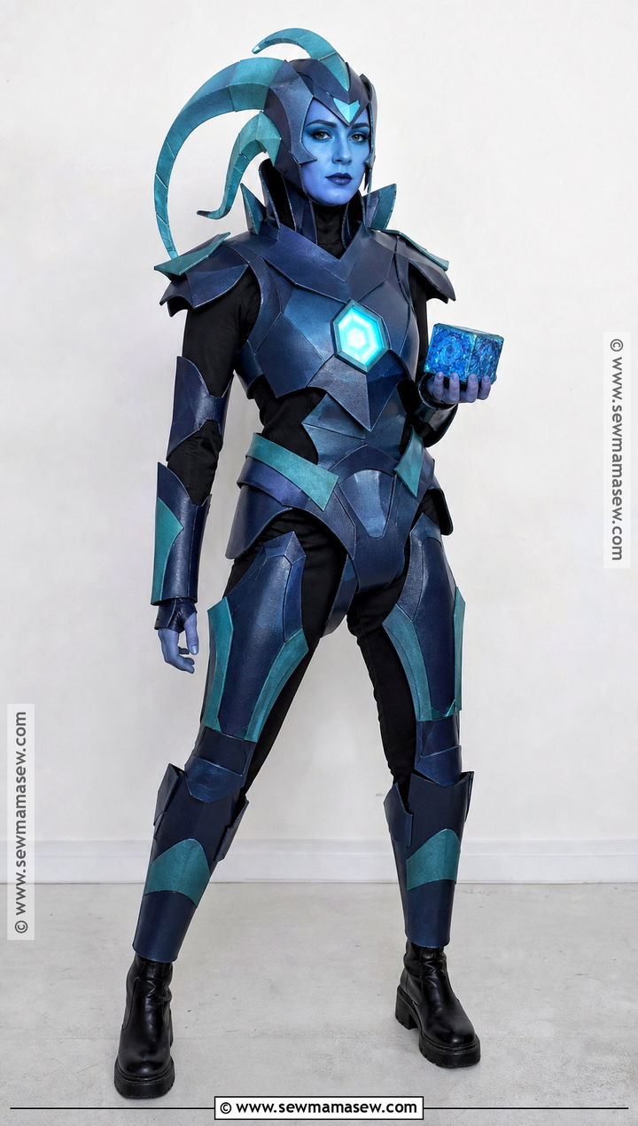 Minecraft Warden Cosplay With Glowing Chest - 40 minecraft cosplay ideas