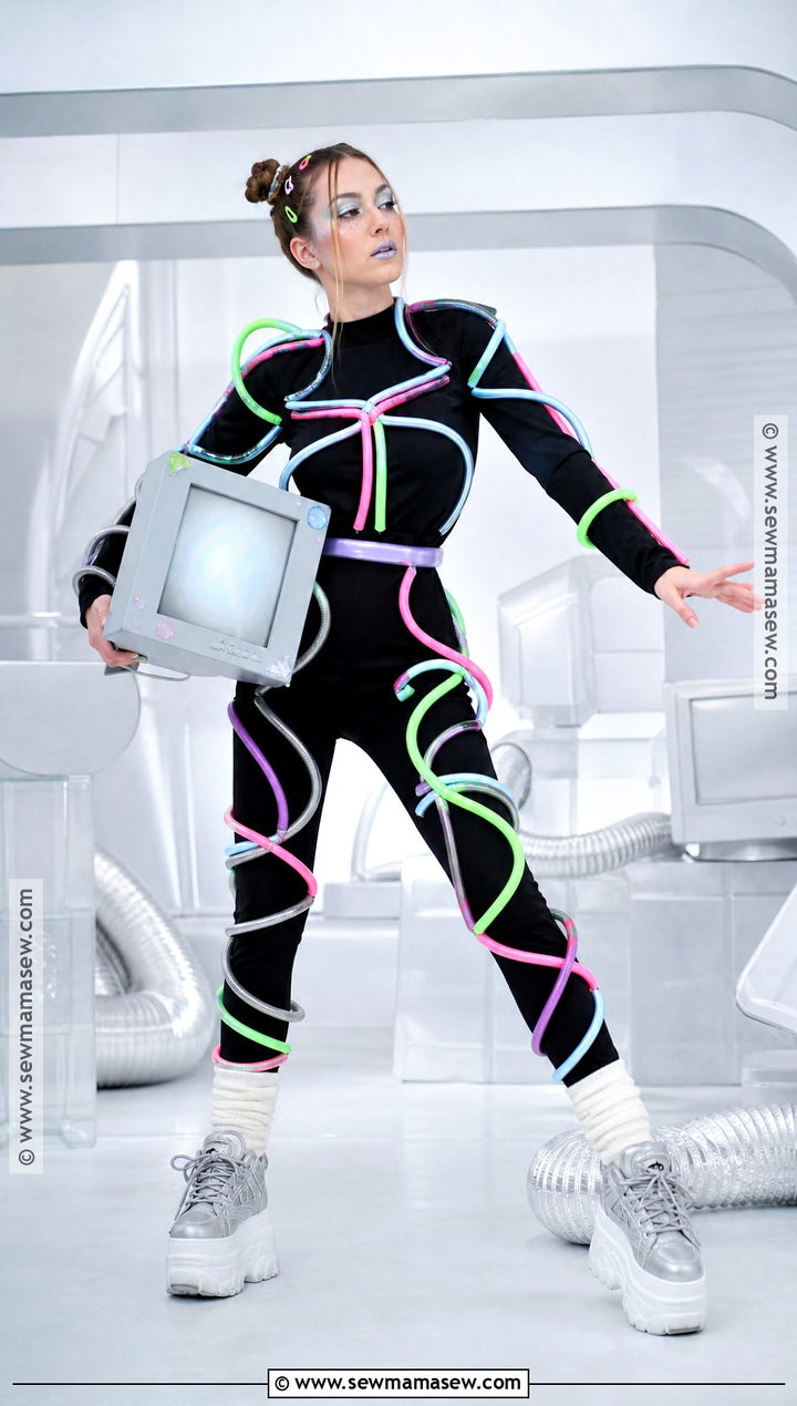 Y2K Desktop Screensaver Costume - 50 niche halloween costumes