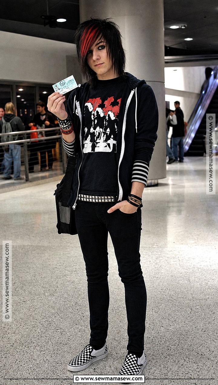 Y2K Emo Band Fan Costume - 35 y2k costume ideas